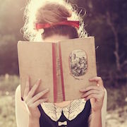 дівчина з книгою