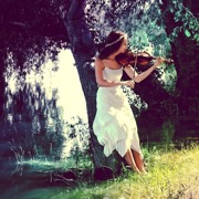 дівчина зі скрипкою