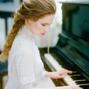 дівчина і піаніно