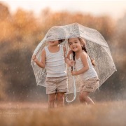 діти під парасолькою