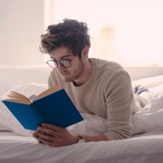 чоловік читає