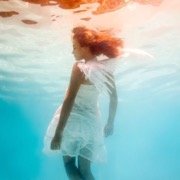дівчина в воді