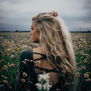 дівчина в поле