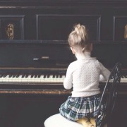 дівчинка у піаніно