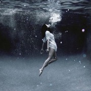 дівчина в воді