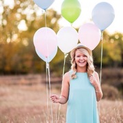 дівчина з повітряними кульками