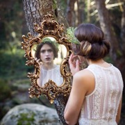 дівчина і дзеркало