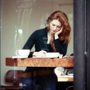 дівчина в кафе
