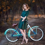 дівчина і велосипед
