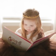 дівчинка читає