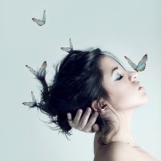 дівчина і метелики