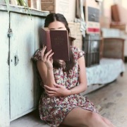 дівчина читає