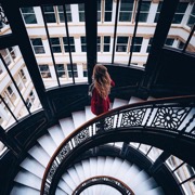 дівчина на сходах