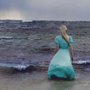 дівчина і море