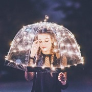 дівчина під парасолькою
