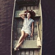 дівчина в човні