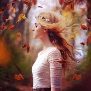 дівчина восени
