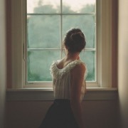 дівчина біля вікна