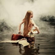 Дівчина біля водоспаду