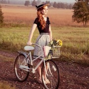 дівчина з велосипедом