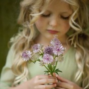 Дівчинка з квіточками