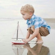 Хлопчик з корабликом