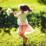 Дівчинка з квітами
