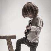 Хлопчик з гітарою