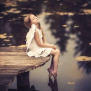 Дівчинка біля ставка