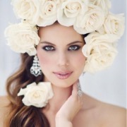 Дівчина з білими трояндами