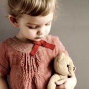 Дівчинка з іграшкою