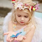 Дівчинка з метеликом
