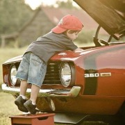 Хлопчик і автомобіль
