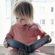 Дівчинка з книгою