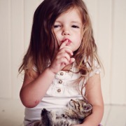 Дівчинка з кошеням