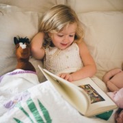 Дівчинка з книжкою