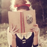 Дівчина з книгою