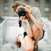 дівчина фотограф