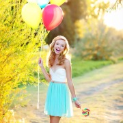 Дівчина з кульками