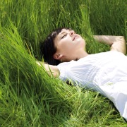 Дівчина спить на траві