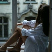 дівчина біля вікна