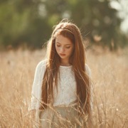 дівчина в поле
