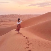 дівчина в пустелі