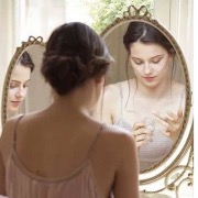дівчина біля дзеркала