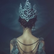 жінка в короні