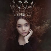 дівчина в короні