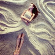дівчина в піску