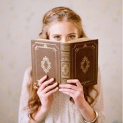 дівчина з книгою