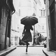 дівчина з парасолькою