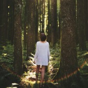 дівчина в лісі